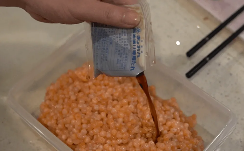 専用醤油を注ぐ