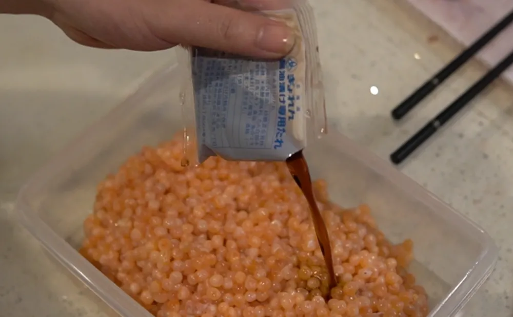 倒入专用的酱油