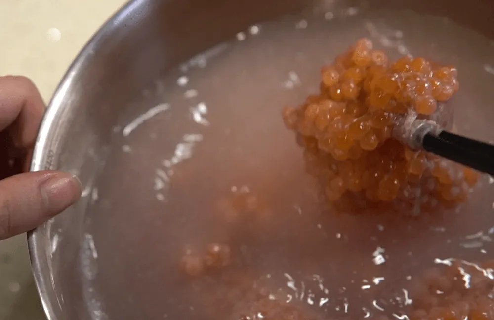 箸で挟む