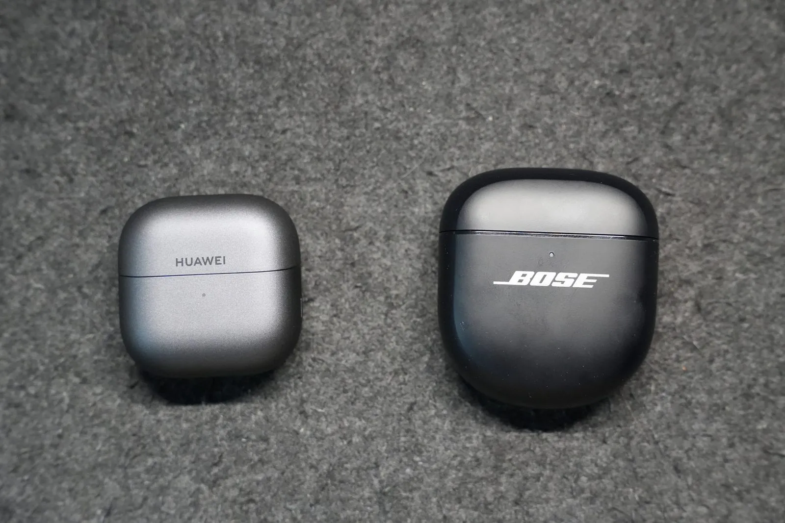 Size comparison: HUAWEI FreeClip 2 case (left) vs Bose Ultra case