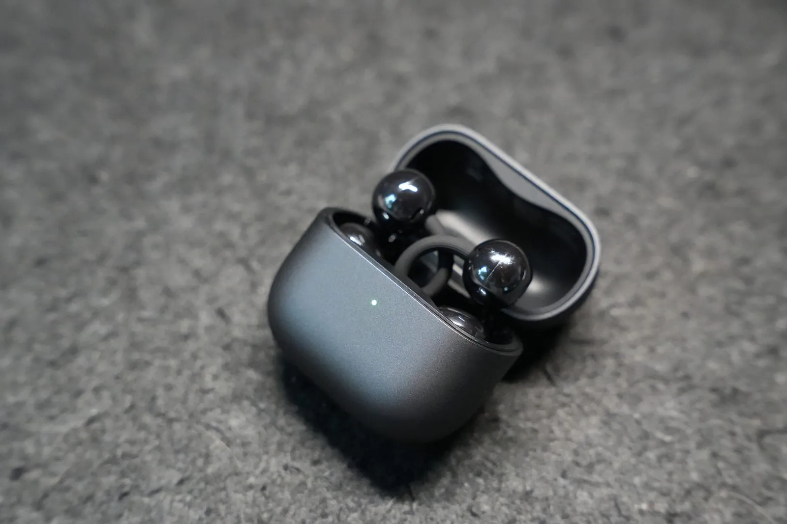 HUAWEI FreeClip 2 charging case opened