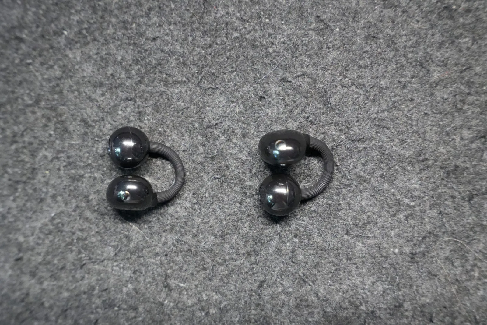 Symmetrical clip-on design supporting automatic left/right ear detection